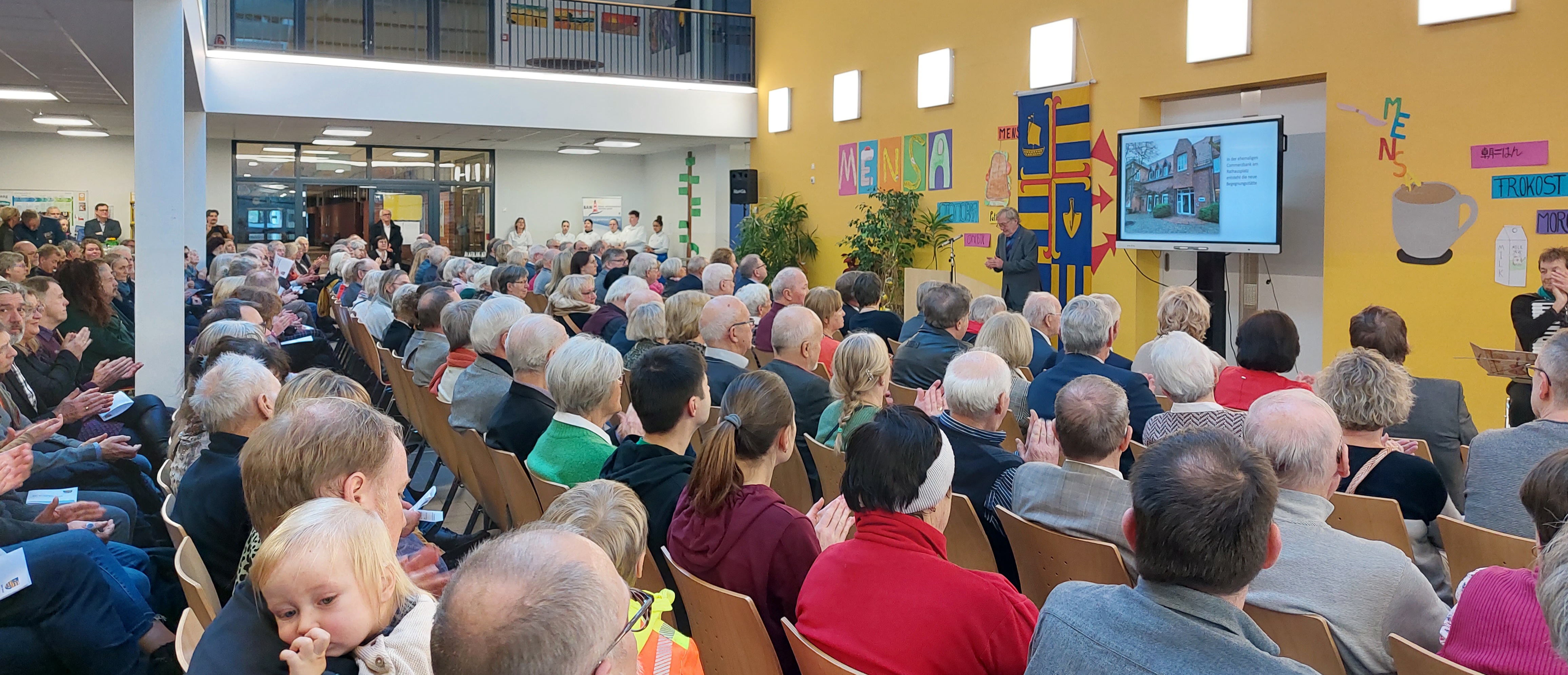 Der Neujahrsempfang der Stadt Niebüll war gut besucht, geehrt wurde Birgit Schlee vom Ortsverein der DRK